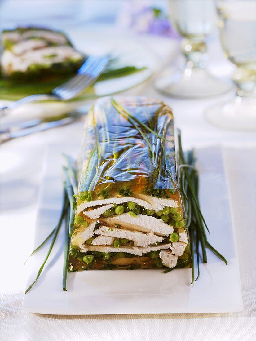 Geflügelterrine mit Erbsen und Schnittlauch