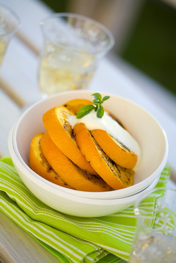 Gegrillte Orangenscheiben mit Vanillesauce