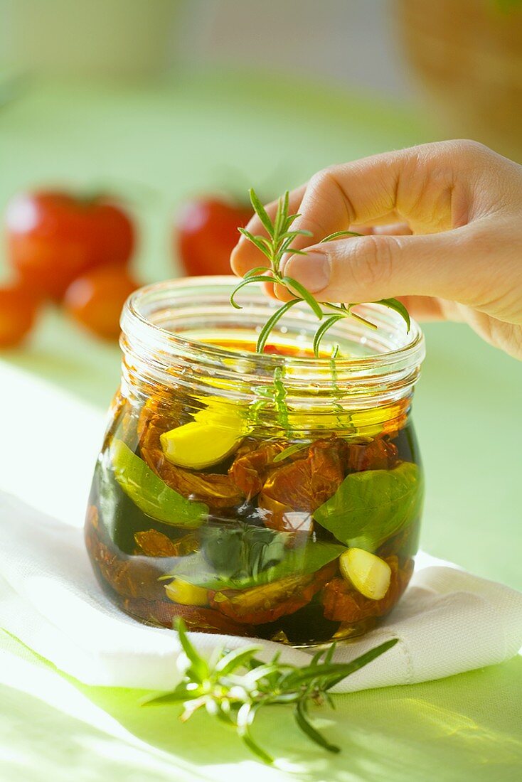 In Olivenöl eingelegte getrocknete Tomaten mit Rosmarin