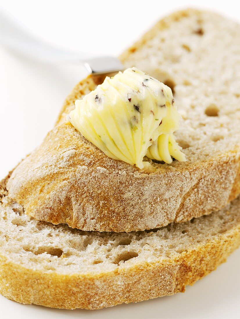 Butter auf Brotscheibe
