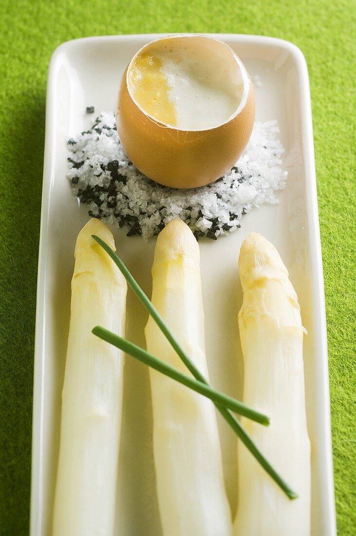 White asparagus with oeuf surprise