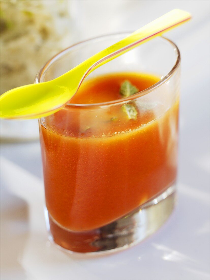 Gazpacho im Glas mit Löffel