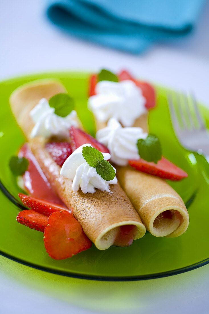 Pancakes with strawberries, cream and lemon balm
