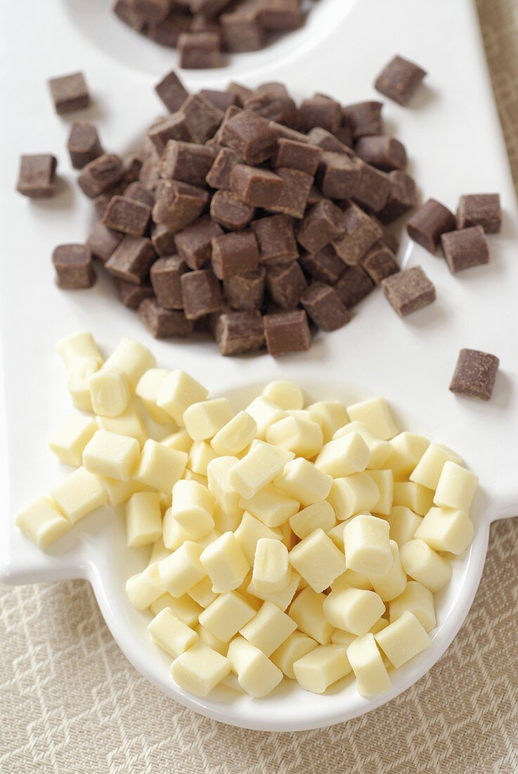 weiße und dunkle Schokoladenstücke