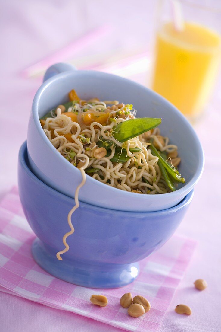 Noodles with mangetout and peanuts (Asia)