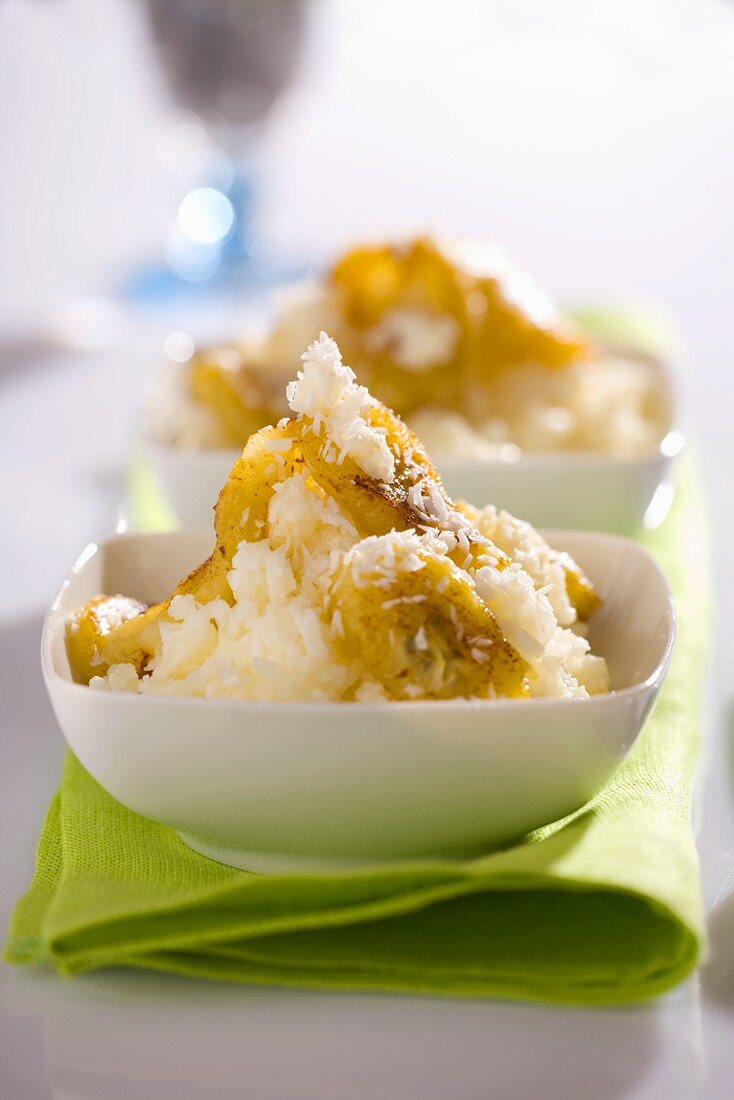 Rice with fried bananas and grated coconut
