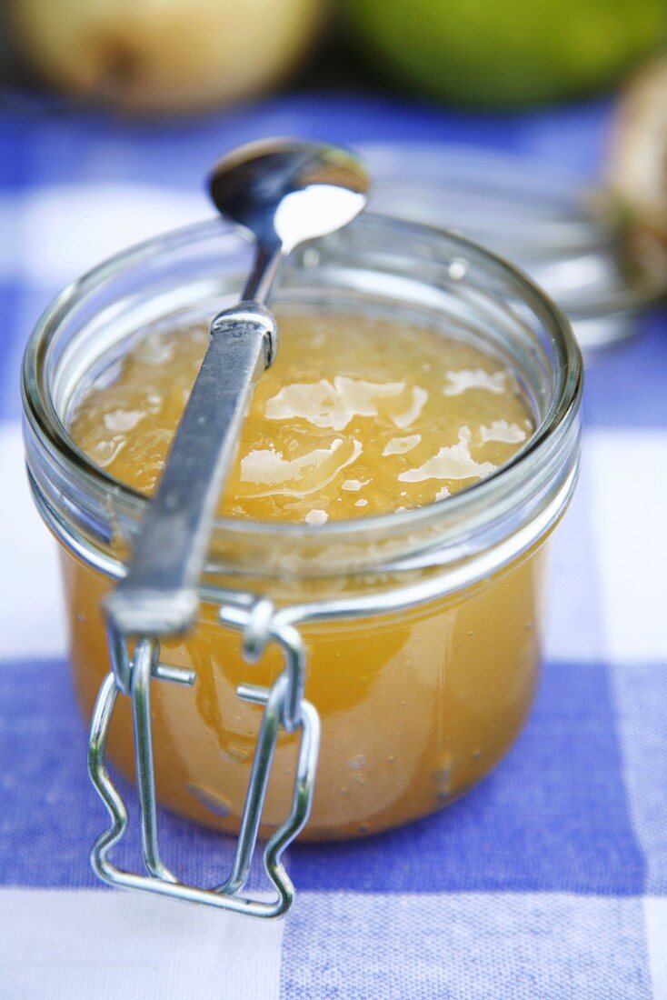 Birnenmarmelade im Glas mit Löffel