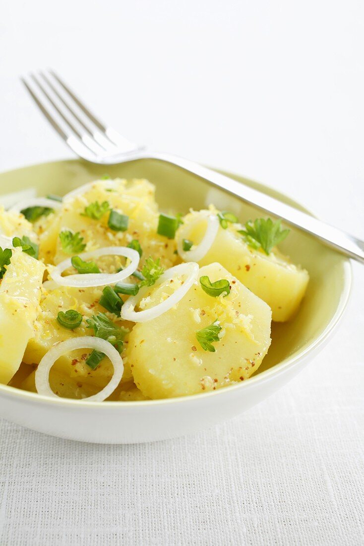 Kartoffelsalat mit Zwiebeln und Zitronendressing