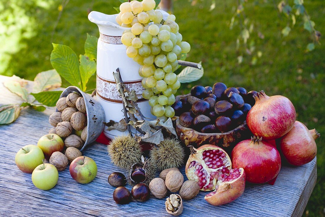 Trauben, Granatäpfel, Esskastanien, Äpfel und Nüsse