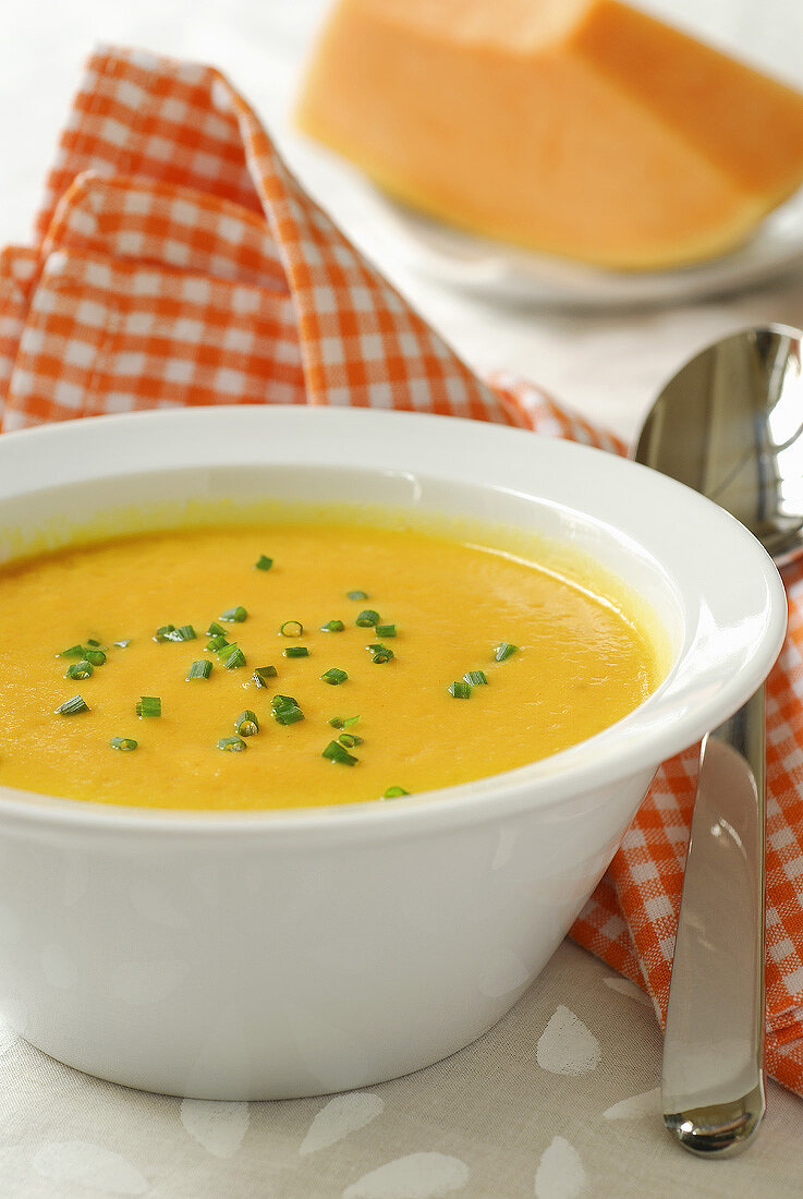 Kürbissuppe mit Schnittlauchröllchen