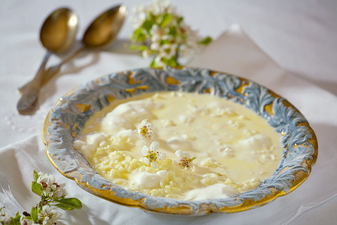 Milchsuppe mit Reis und Eischnee