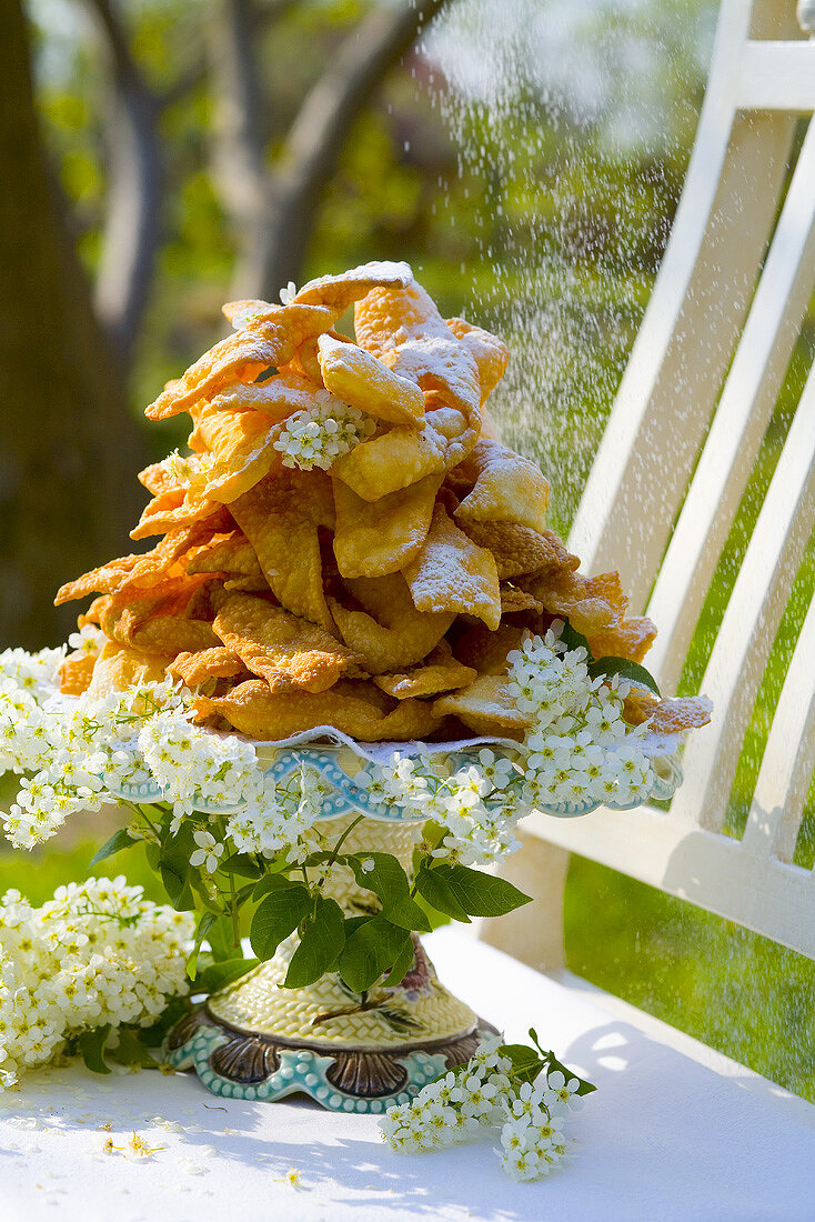 Faworki (frittiertes Gebäck, Polen) mit Puderzucker