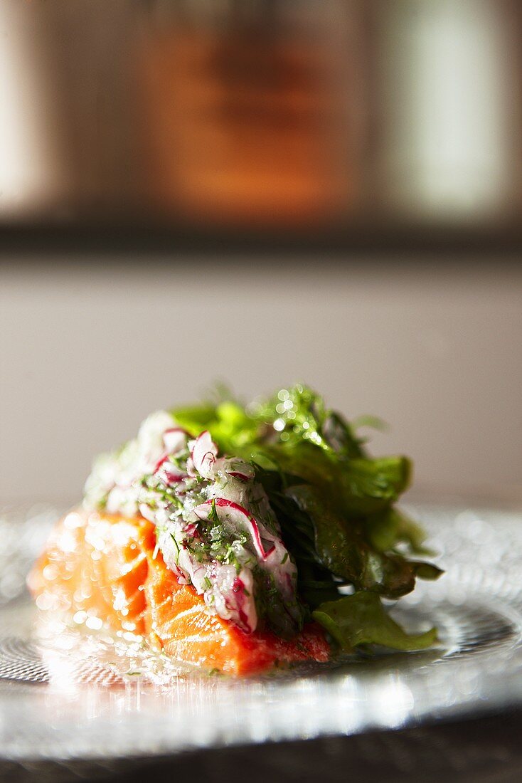 Lachs mit Salat auf Glasteller