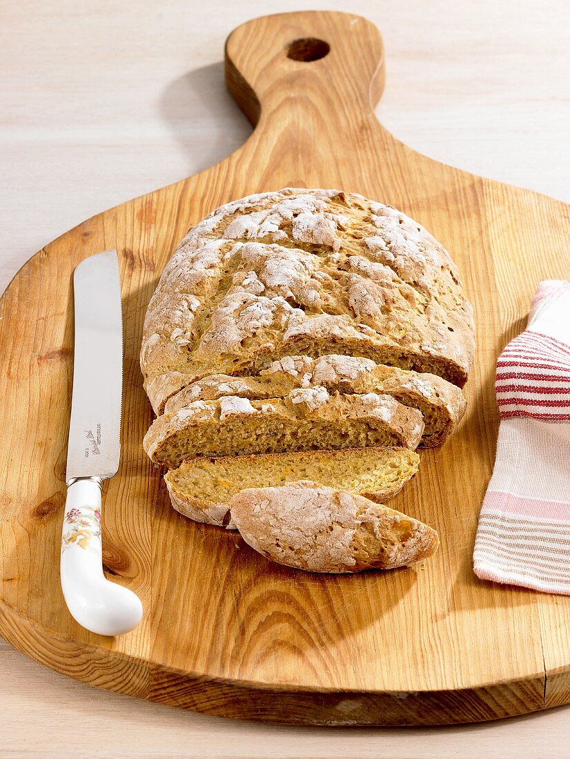 Süsskartoffelbrot auf Schneidebrett