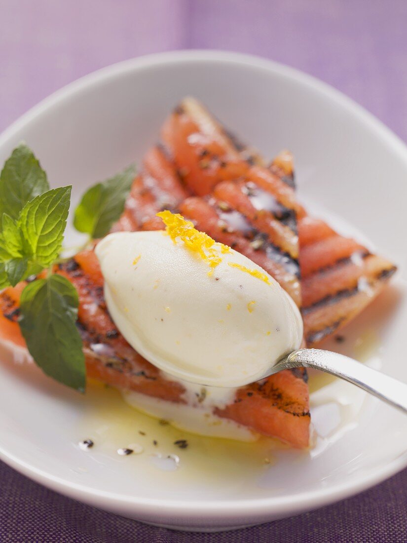 Gegrillte Wassermelone mit Sauerrahm-Orangen-Eis