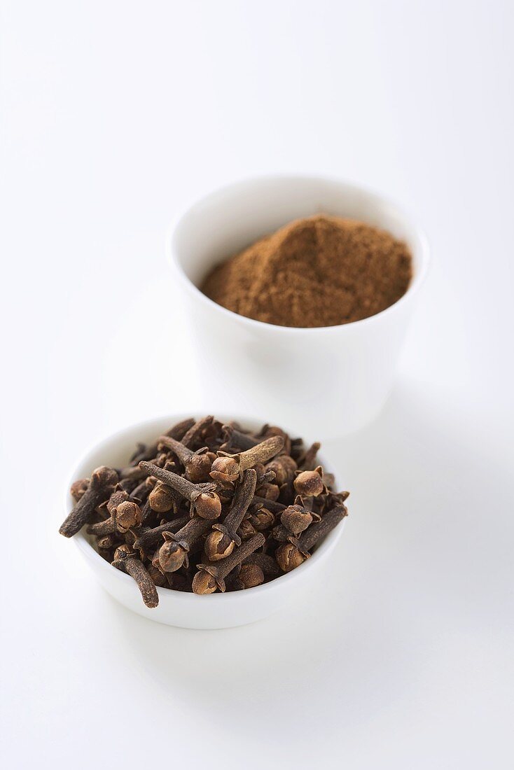 Ground and whole cloves