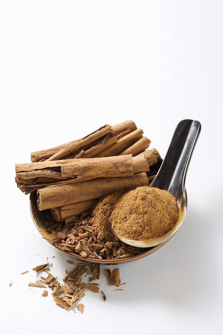 Ceylon cinnamon sticks and ground Ceylon cinnamon