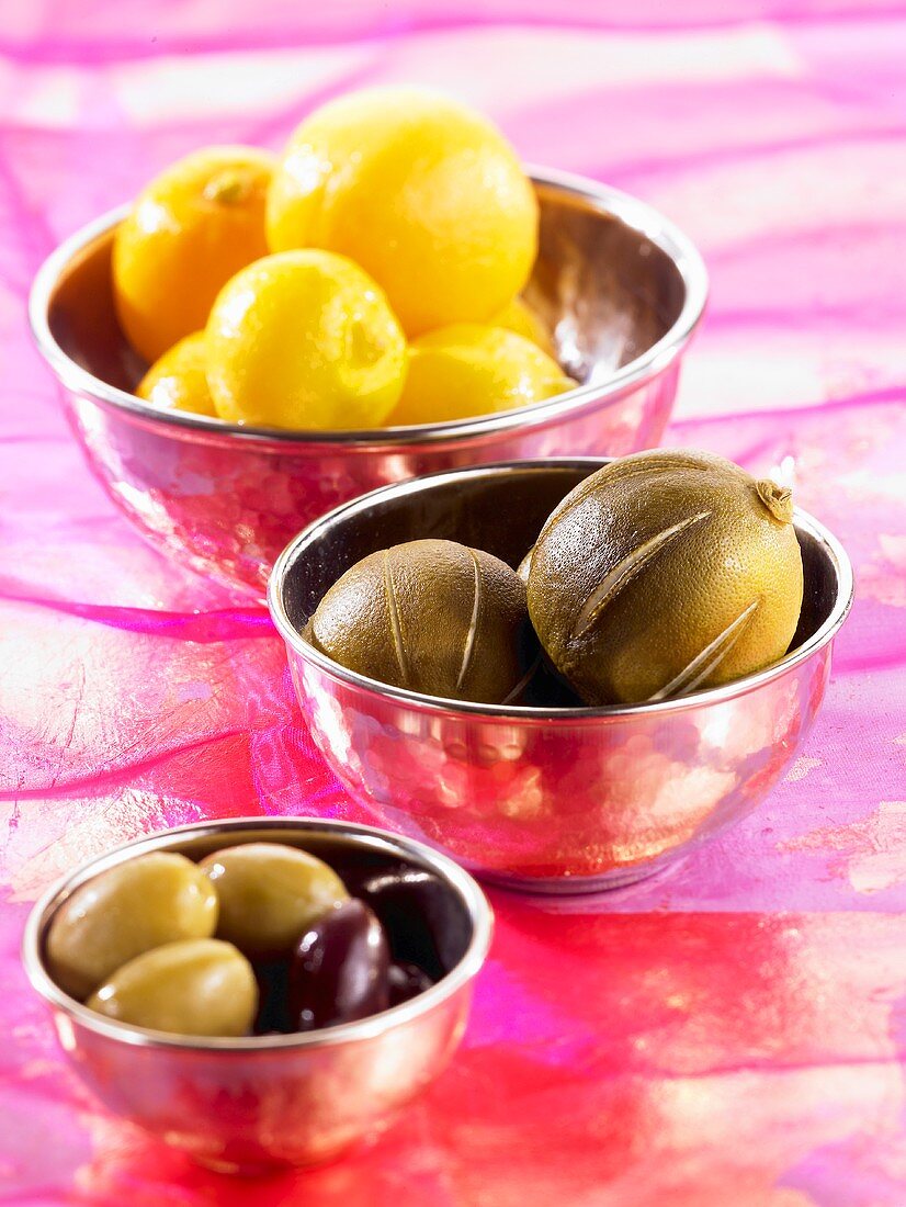 Oliven, eingelegte Zitronen und getrocknete Zitronen