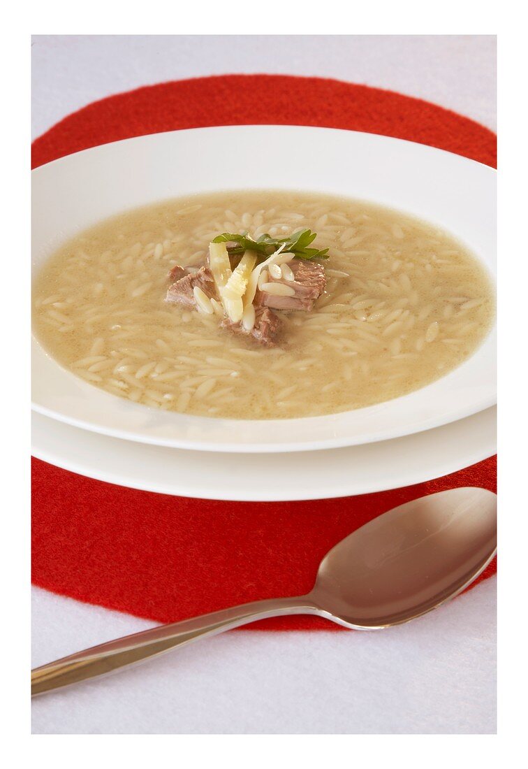 Orzo-Suppe mit Rindfleisch