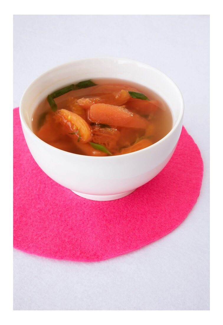 Chicken broth with tarragon and tomatoes