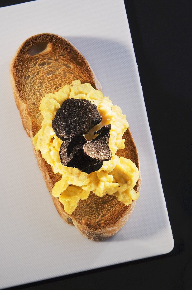 Scrambled eggs on toast with truffles
