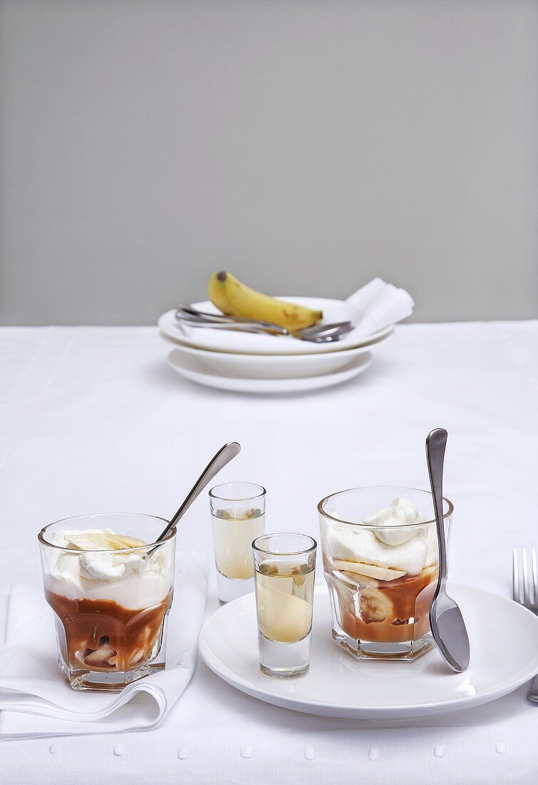 Banoffee Pudding (Bananen-Karamell-Pudding) und Vanille-Wodka