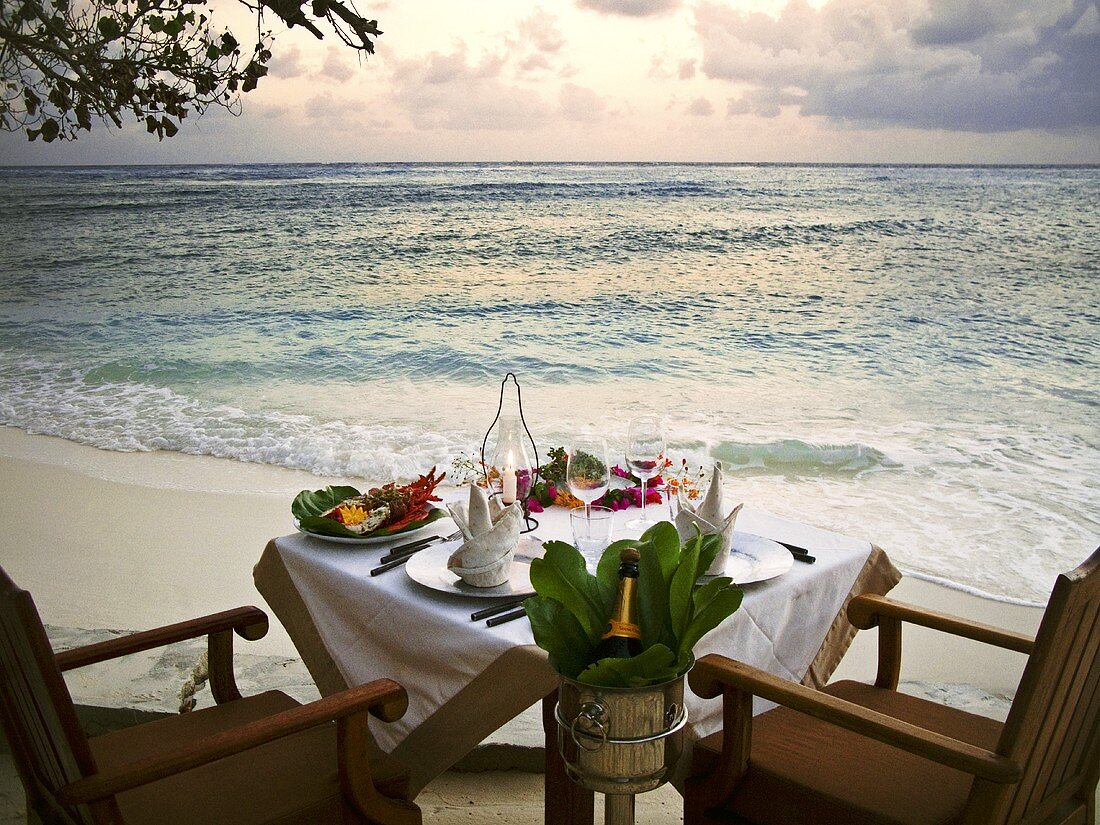 Ein Abendessen für zwei am Strand