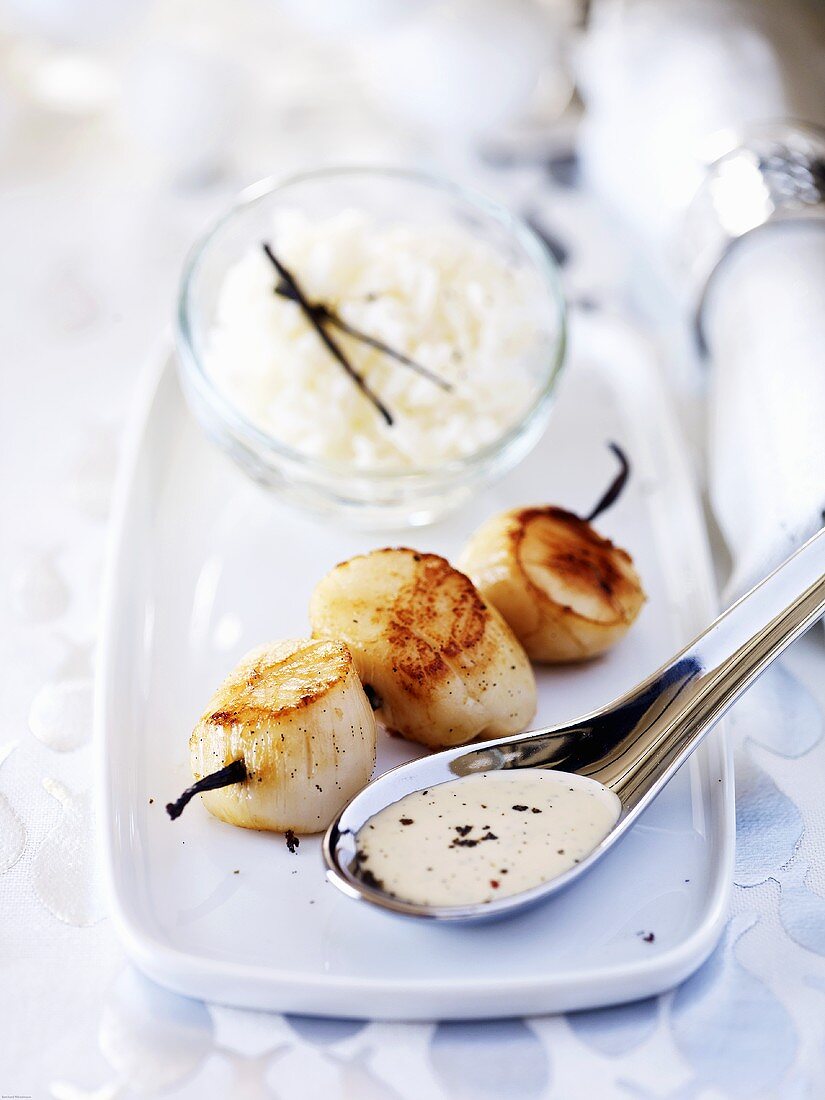 Gebratene Jakobsmuscheln mit Vanillesauce