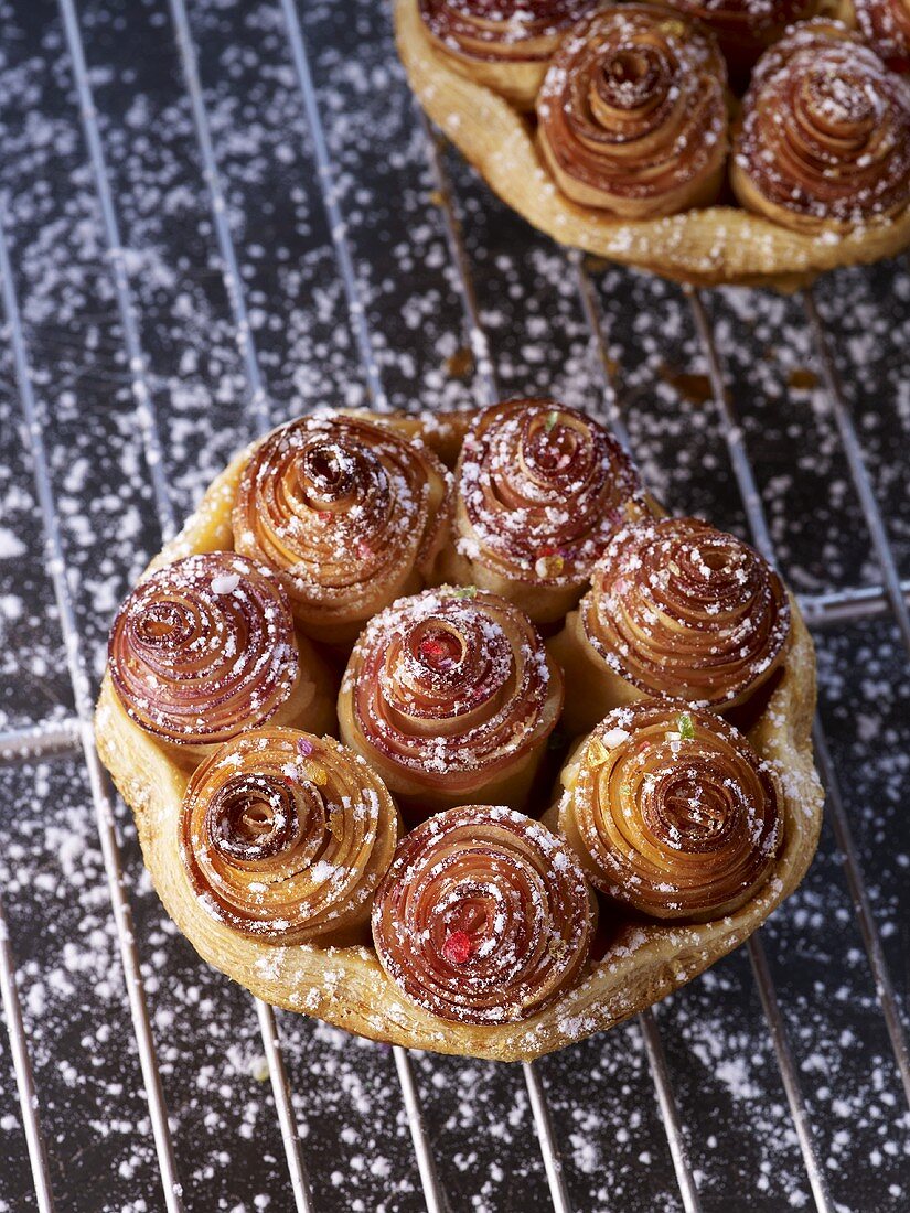 Kleine Apfeltarte in Form eines Rosenstrausses (Alain Passard)