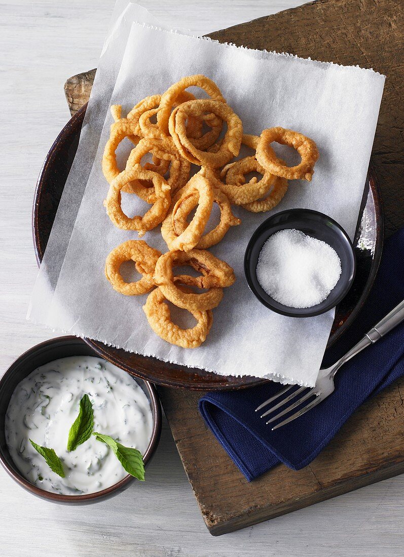 Fried onion rings with mint yogurt