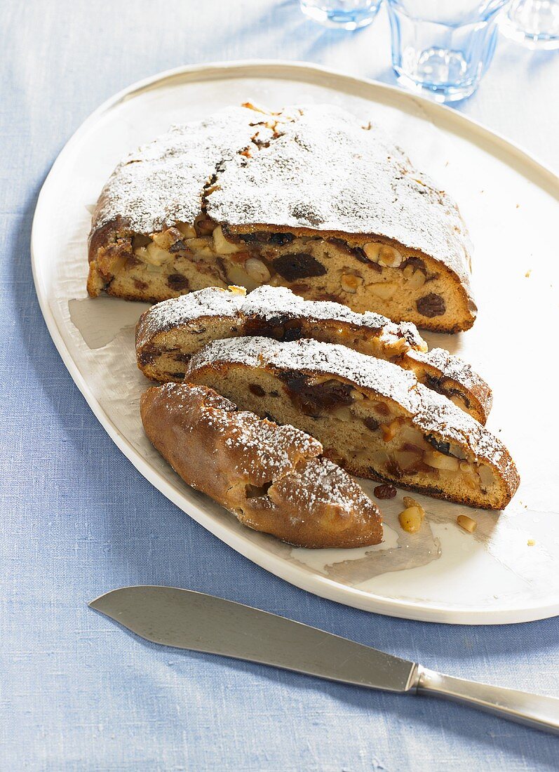 Birnenbrot mit Puderzucker, angeschnitten