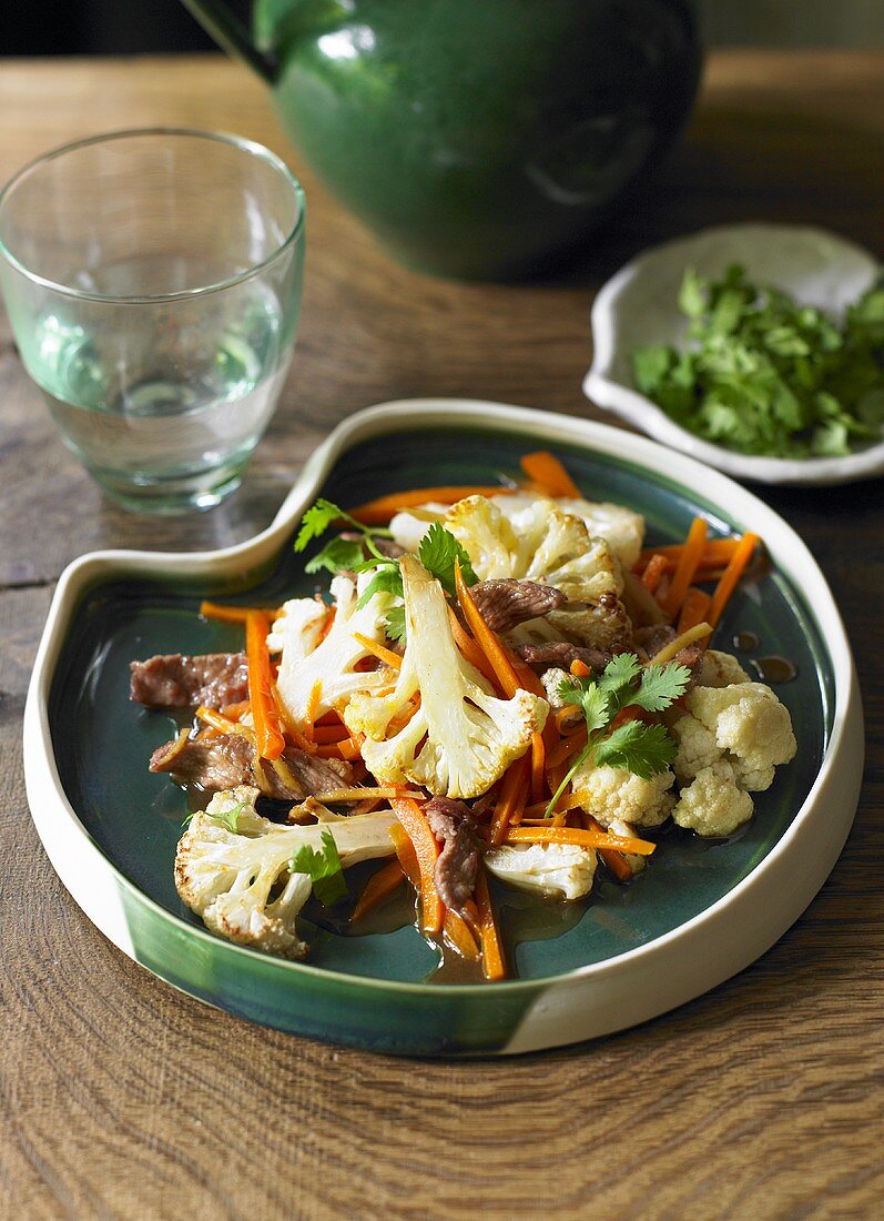 Blumenkohlsalat mit Fleisch und Möhren