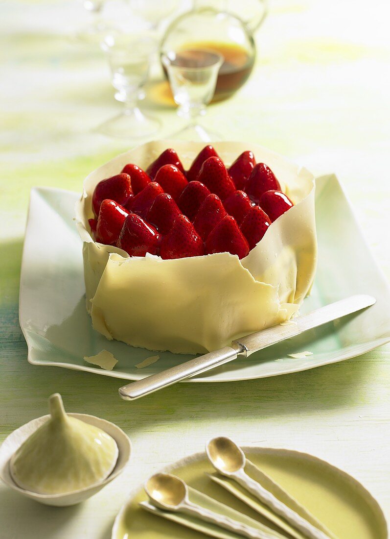 Mandel-Amaretto-Torte mit Erdbeeren – Bild kaufen – 269942 Image ...