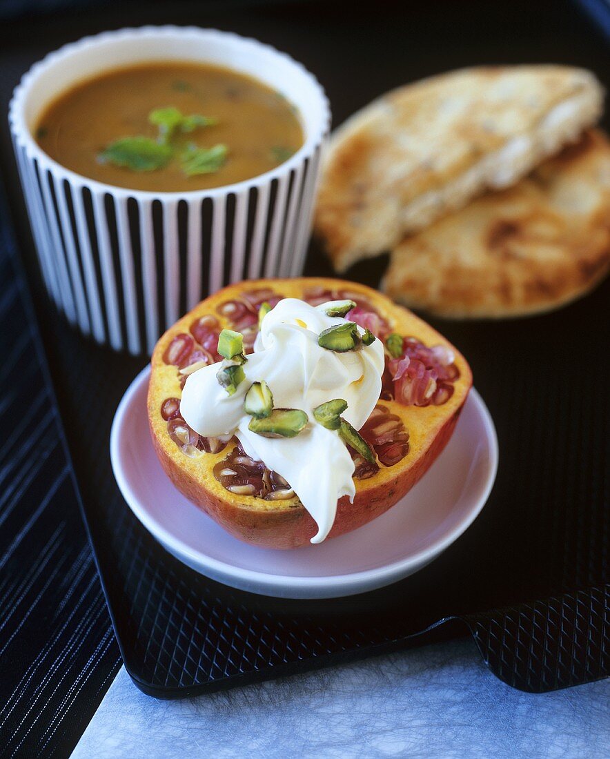 Linsensuppe mit Fladenbrot und Granatapfel mit Creme fraiche