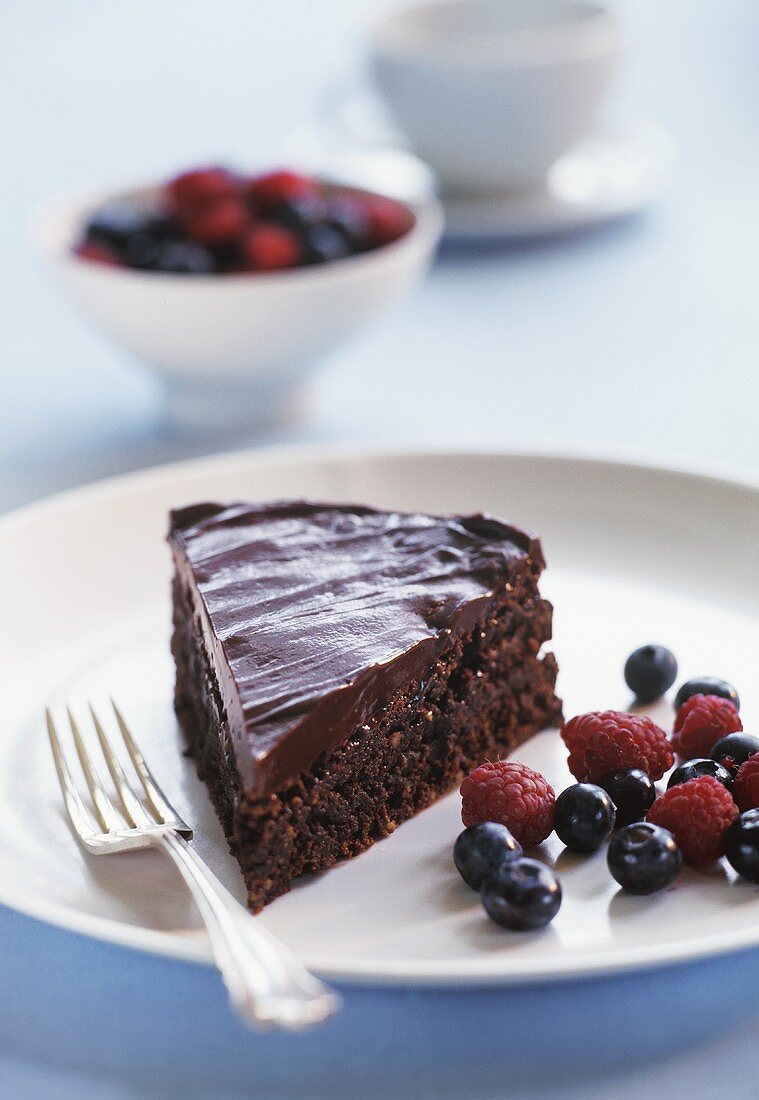 Ein Stück Schokokuchen mit Beeren