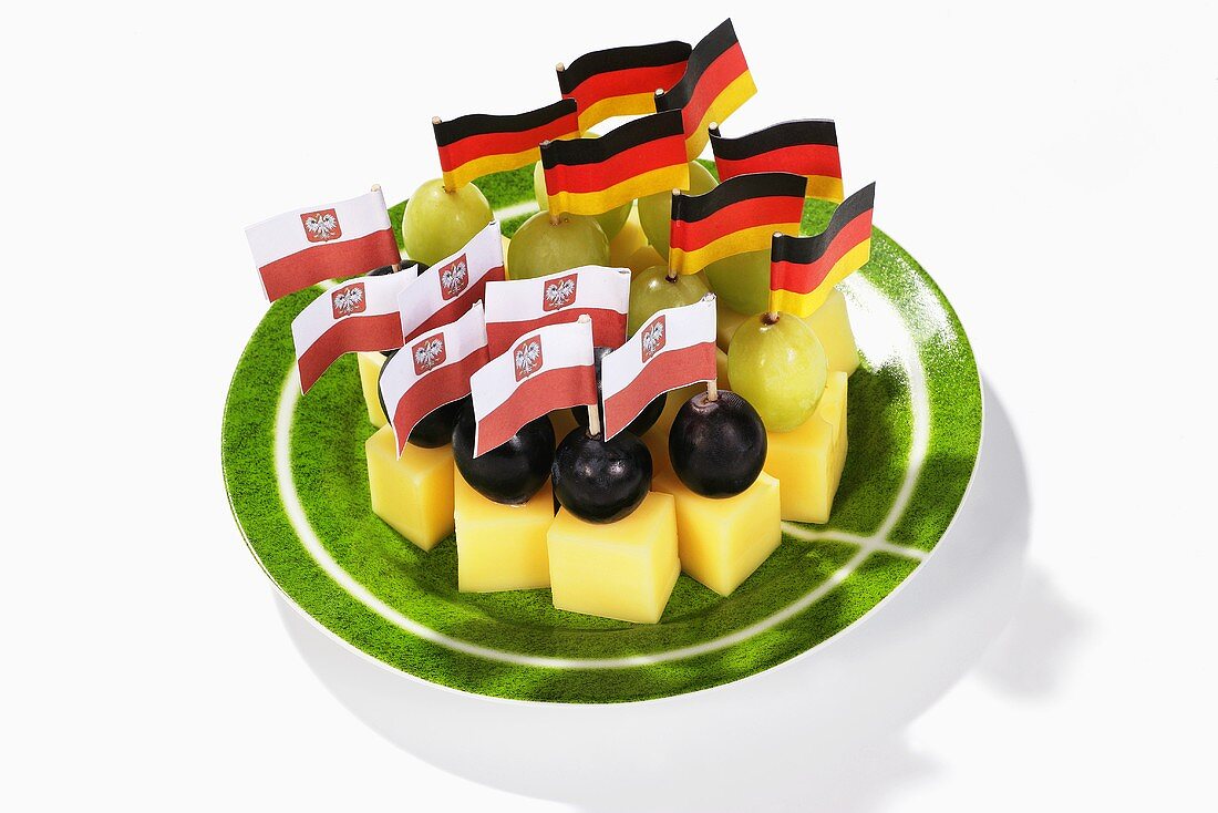 Käsespiesse mit Fähnchen von Polen und Deutschland