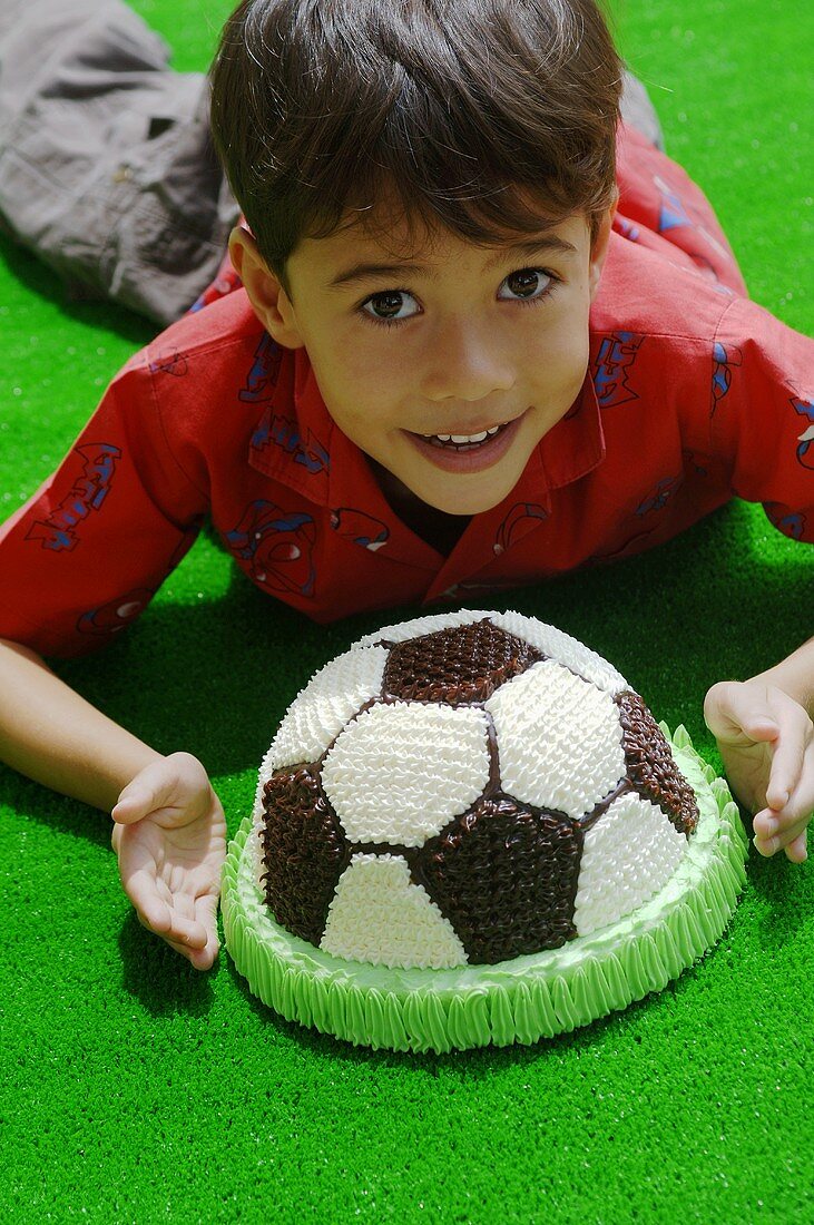 Junge mit Fussballtorte