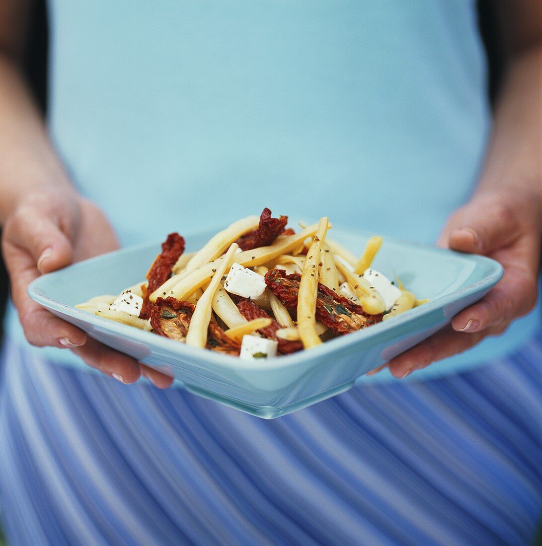 Salat mit Bohnen, getrockneten Tomaten und Schafskäse