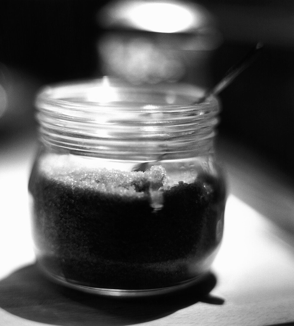 Brauner Zucker im Glas