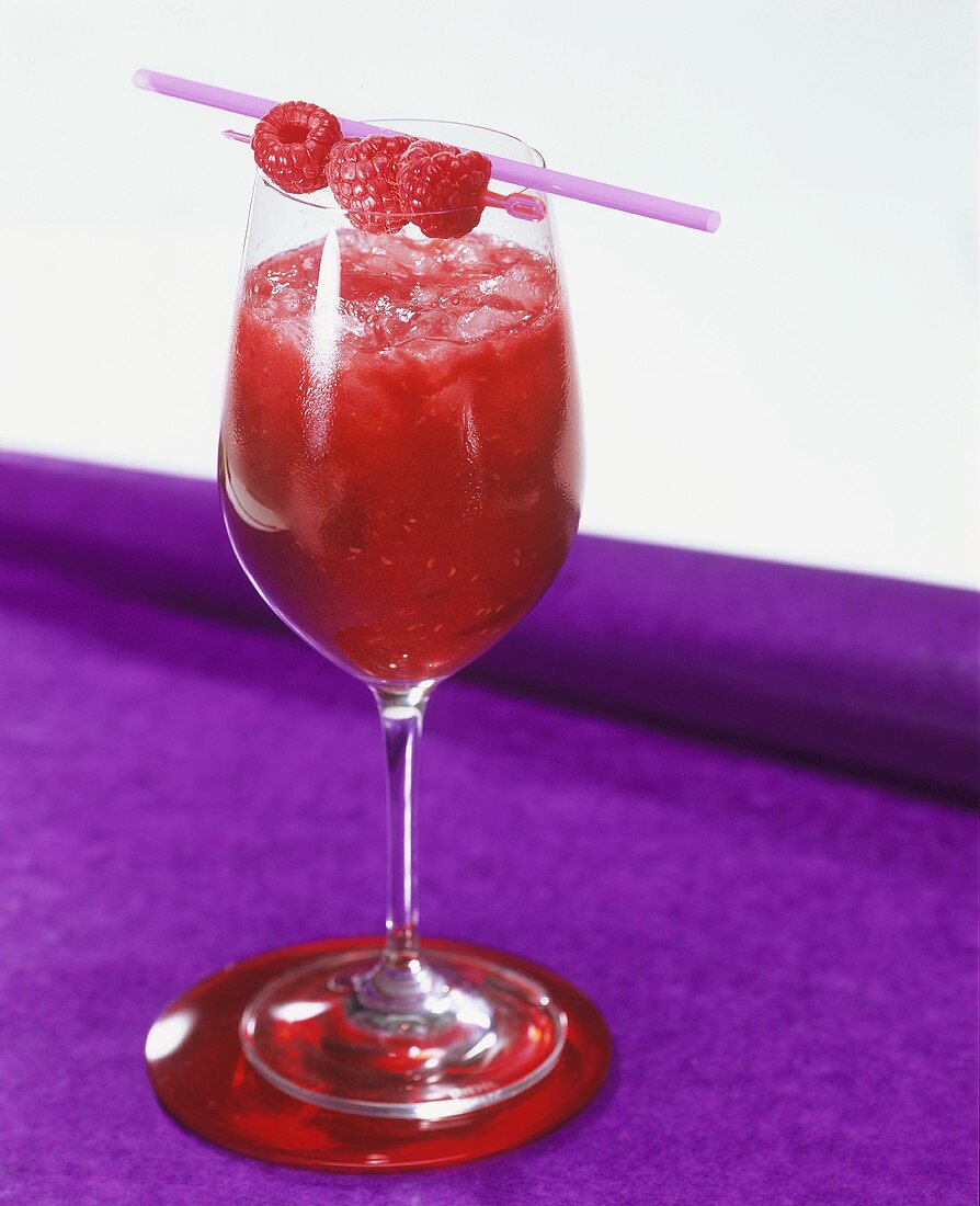 Red Star - raspberry drink with whisky and sparkling rosé wine