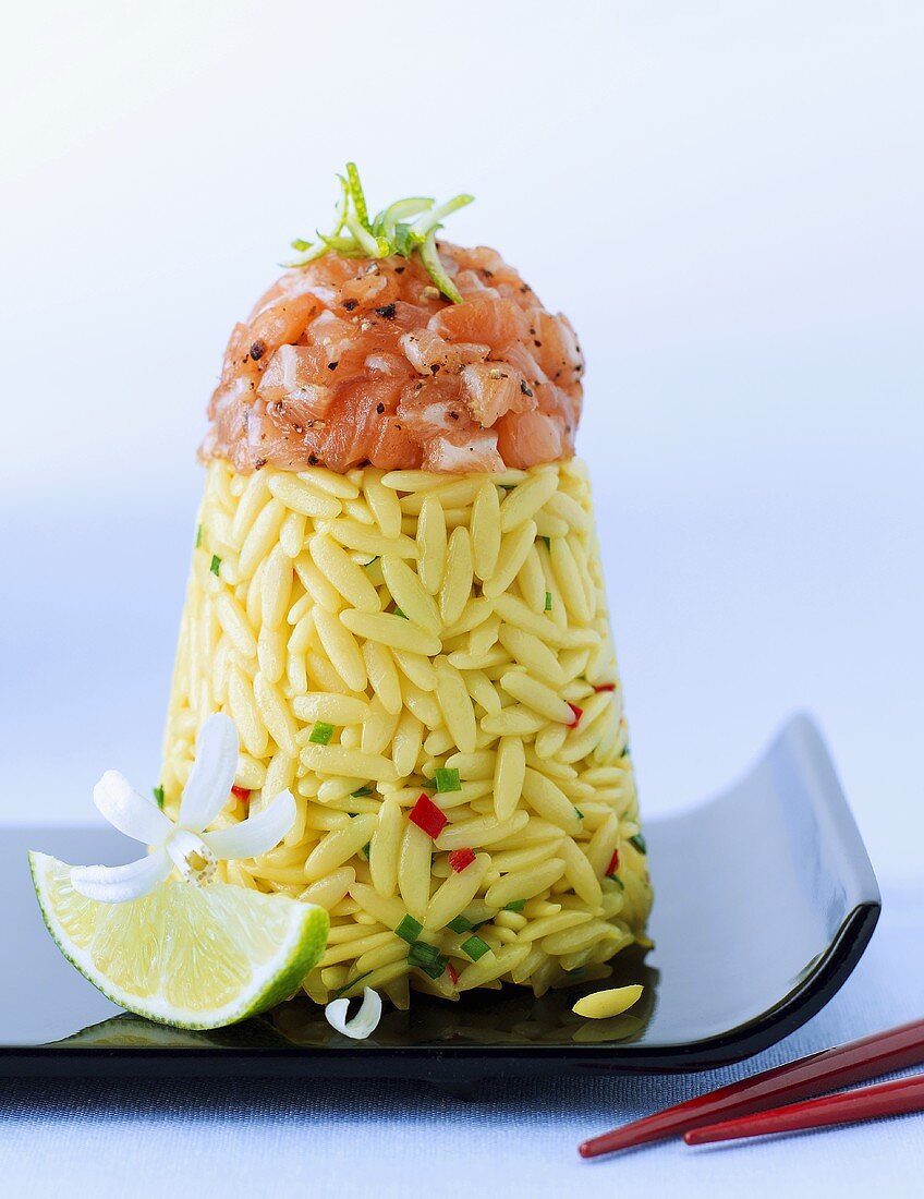 Rice-shaped pasta with salmon tartare