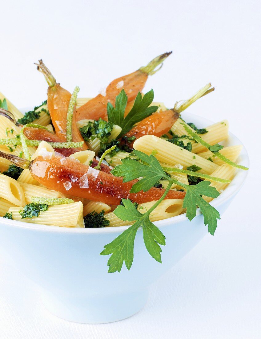 Penne an Petersilien-Limetten-Pesto mit gebackenen Rüebli