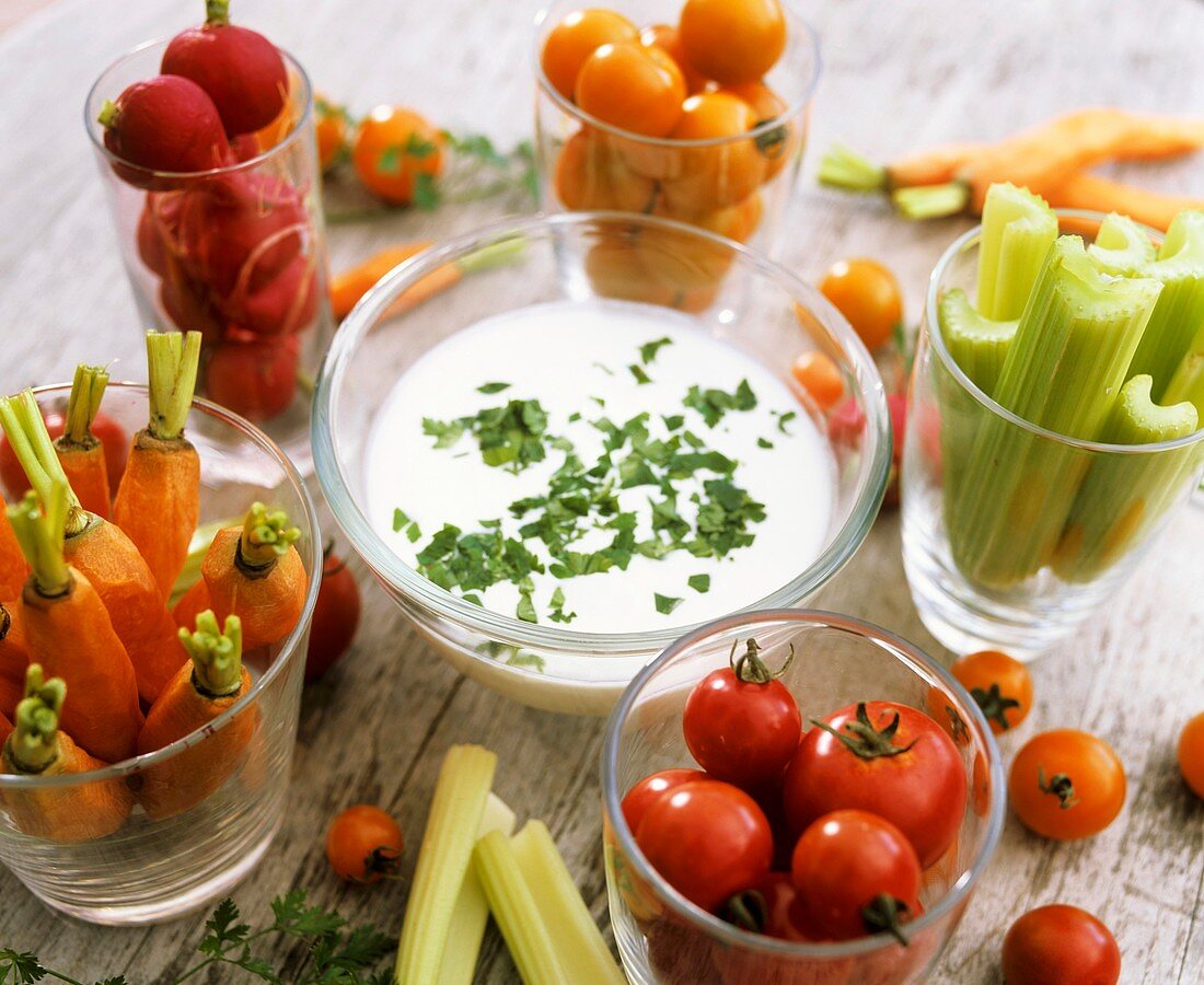 Joghurt-Kräuter-Dip und frisches Gemüse