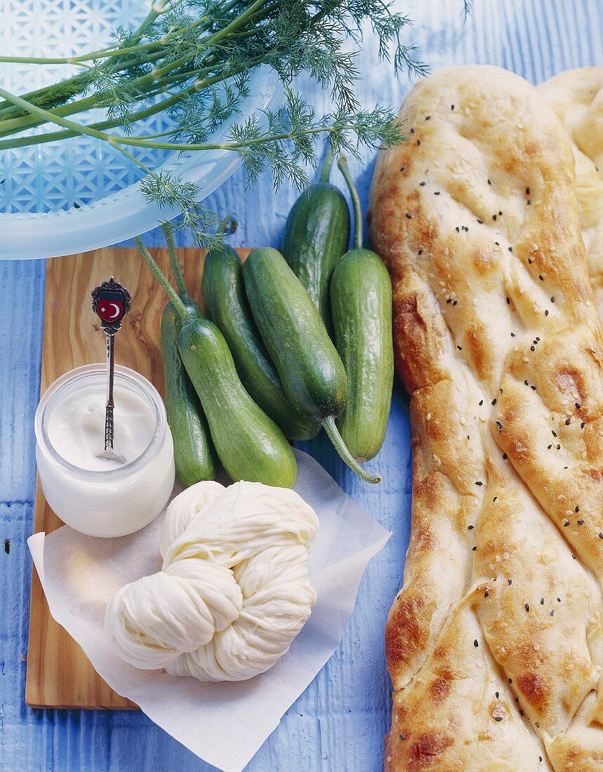 Stillleben mit türkischem Fladenbrot und Gurken