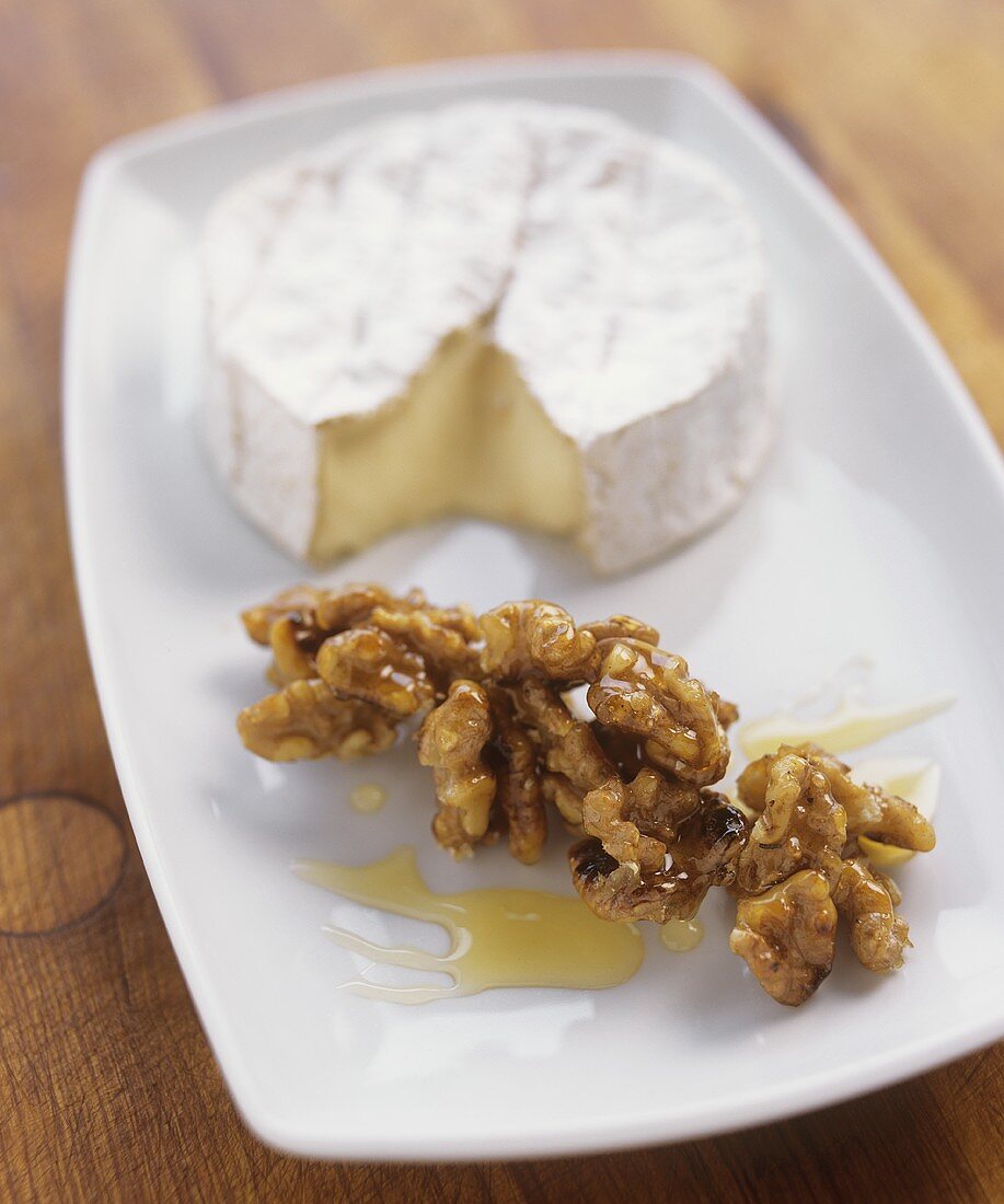 Camembert mit Walnüssen