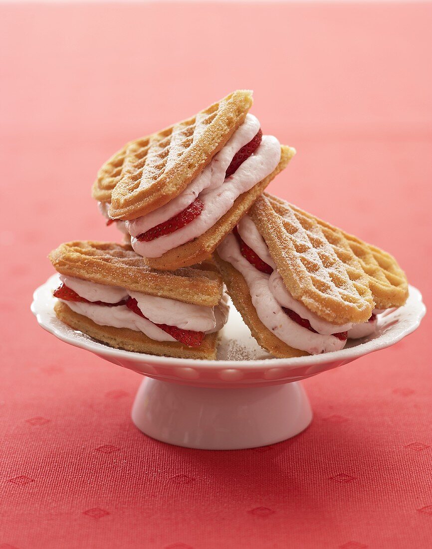 Herzförmige Waffeln mit Erdbeercreme gefüllt