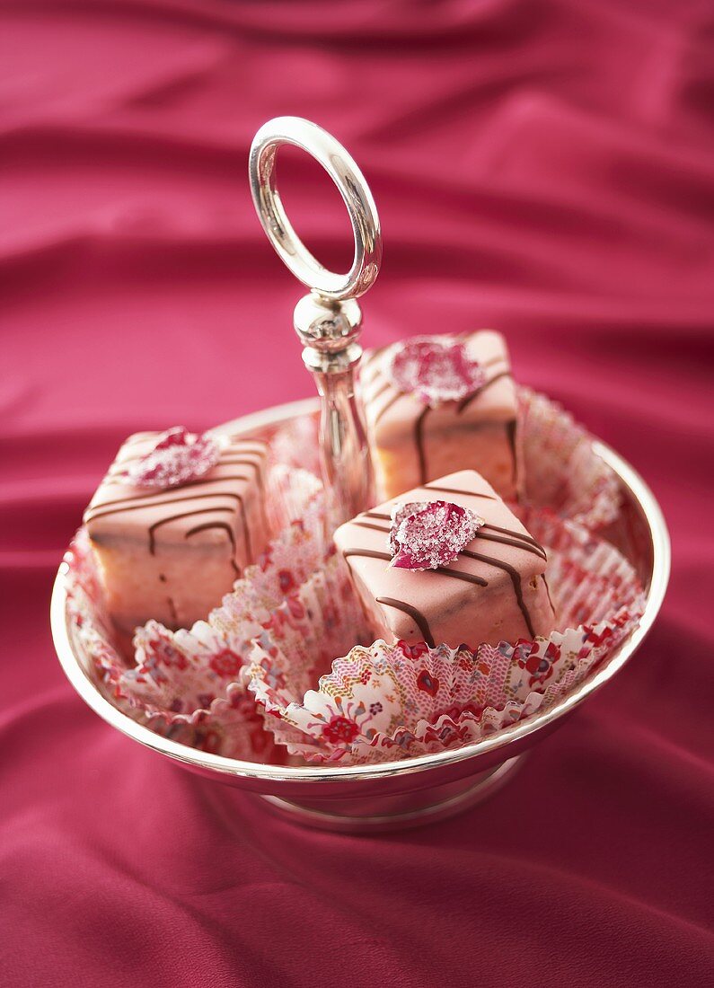 Petit Fours mit kandierten Rosenblättern