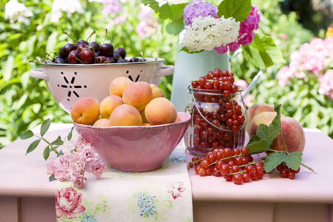 Verschiedene Früchte auf einem Tisch im Garten