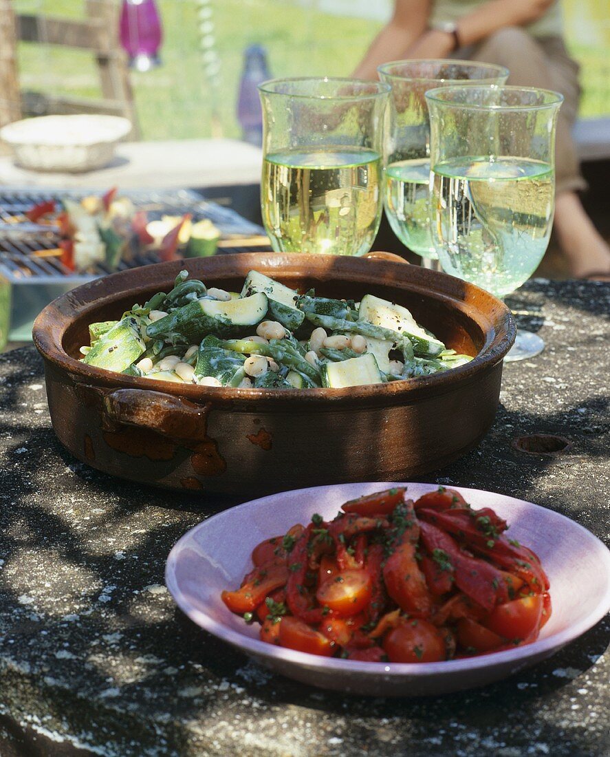 Tomatensalat und Zucchini-Spinat-Salat mit Bohnen