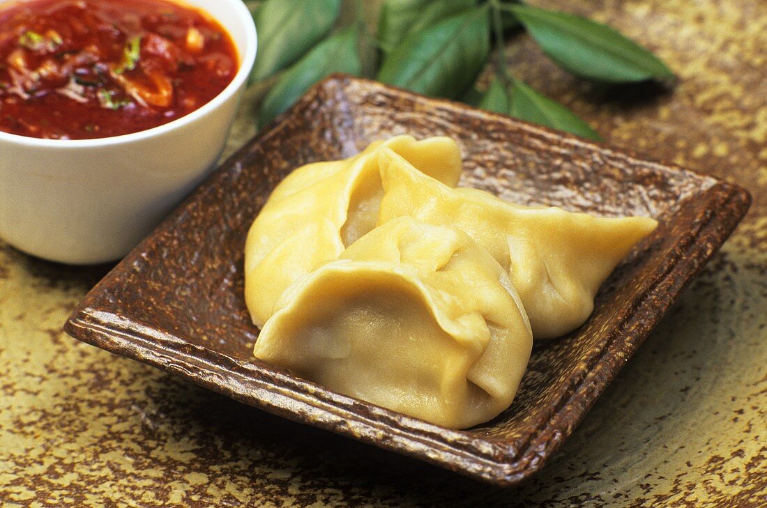 Momos (Steamed dumplings with meat filling, India)